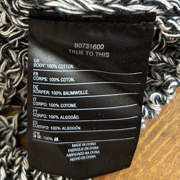 VOLCOM Open knit Black and White Long sleeve pullover Lightweight Size Medium - Picture 3 of 8